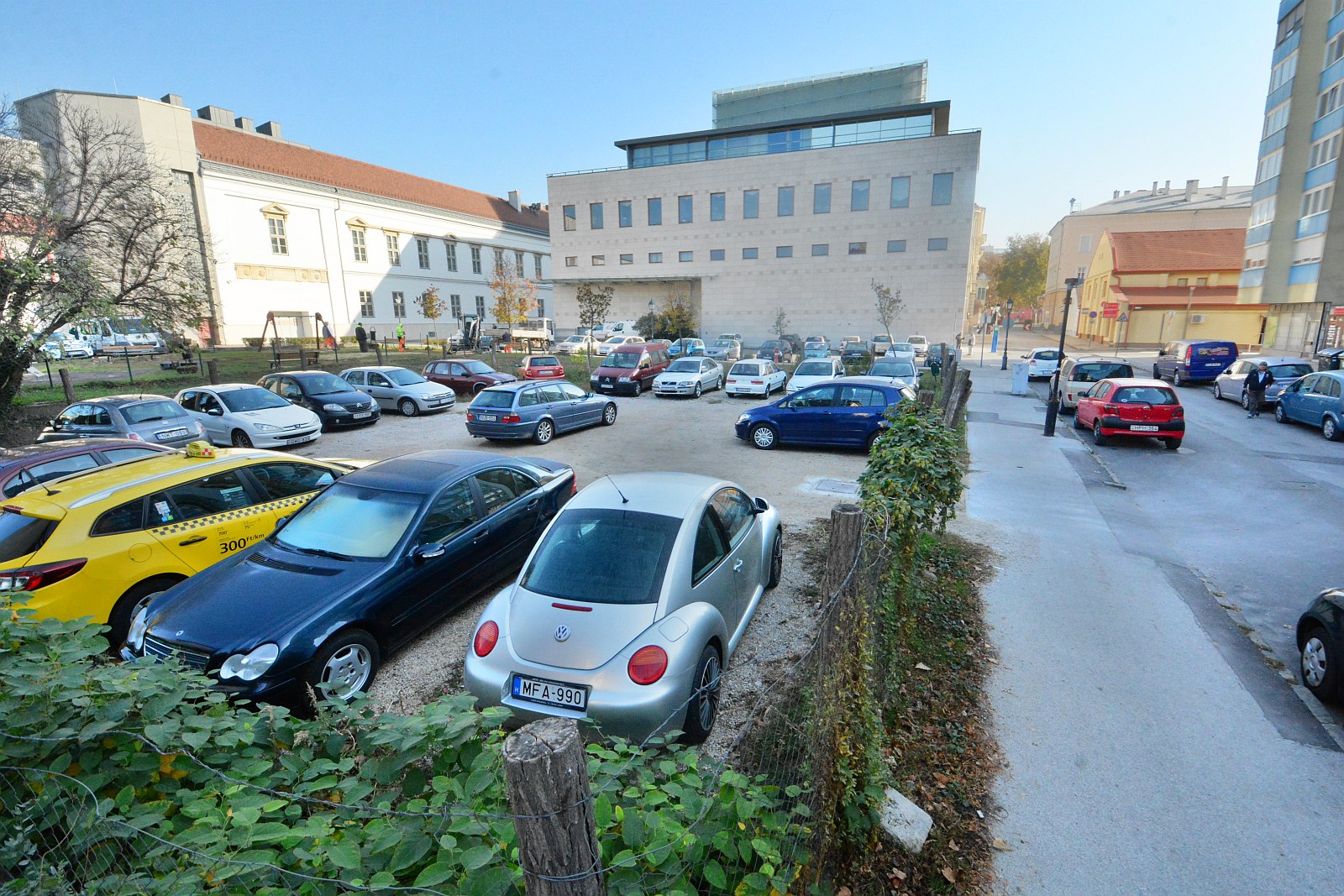 Ötvennél is több parkolót építenek és 18 fát ültetnek a színház mögött